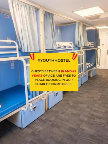 Cama individual en habitación compartida mixta de 6 camas con baño privado del hotel Smart Russell Square. Foto 8