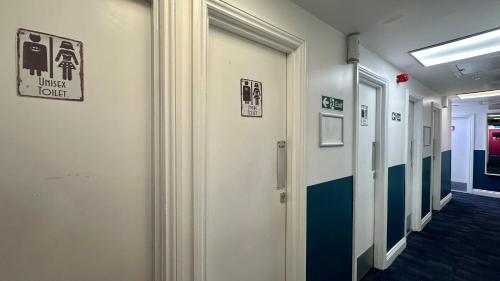 Single bed in 12 - Bed Mixed Dormitory Room Shared Bathroom del hotel Smart Russell Square