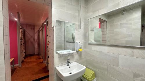 Single bed in 12 - Bed Mixed Dormitory Room Shared Bathroom del hotel Smart Russell Square. Foto 1