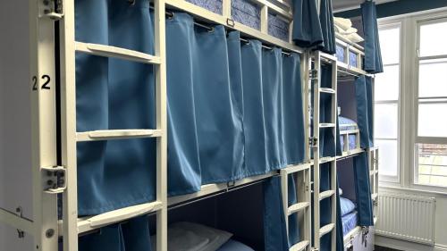 Single bed in 12 - Bed Mixed Dormitory Room Shared Bathroom del hotel Smart Russell Square. Foto 6