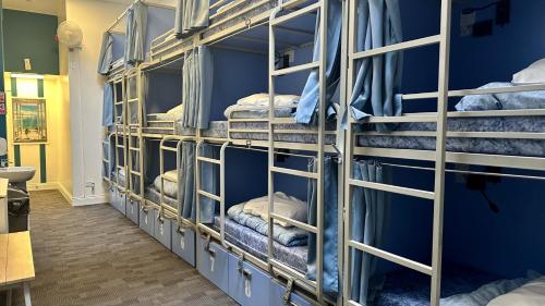 Single bed in 12 - Bed Mixed Dormitory Room Shared Bathroom del hotel Smart Russell Square. Foto 7