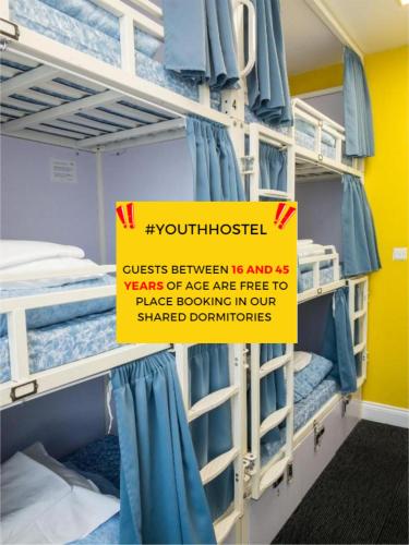 Cama individual en una Habitación Compartida Mixta de 9 camas del hotel Smart Russell Square. Foto 1