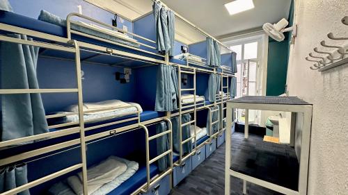 Cama individual en una Habitación Compartida Mixta de 9 camas del hotel Smart Russell Square. Foto 3