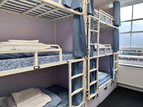 Cama individual en dormitorio mixto compartido (6 camas) del hotel Smart Russell Square. Foto 1