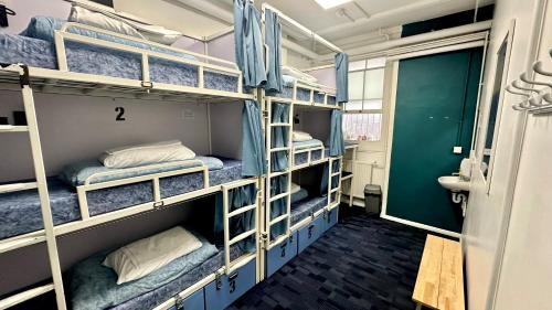 Cama individual en dormitorio mixto compartido (6 camas) del hotel Smart Russell Square. Foto 2