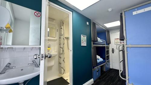 Cama individual en habitación compartida mixta de 4 camas del hotel Smart Russell Square. Foto 1