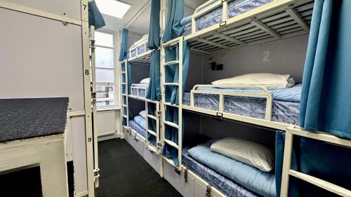 Cama individual en habitación compartida para mujeres de 9 camas con baño privado del hotel Smart Russell Square. Foto 5