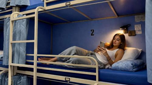 Cama individual en habitación compartida mixta de 8 camas con baño privado del hotel Smart Russell Square. Foto 2