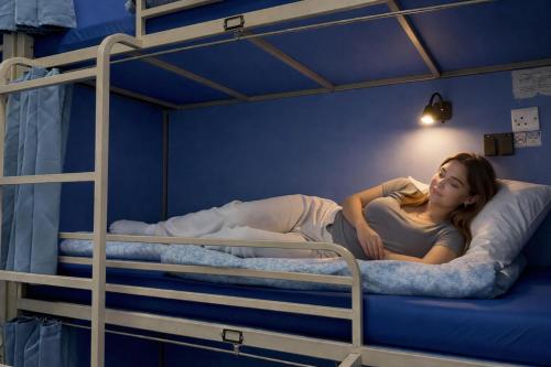 Cama individual en habitación compartida mixta de 6 camas con baño privado del hotel Smart Russell Square. Foto 9