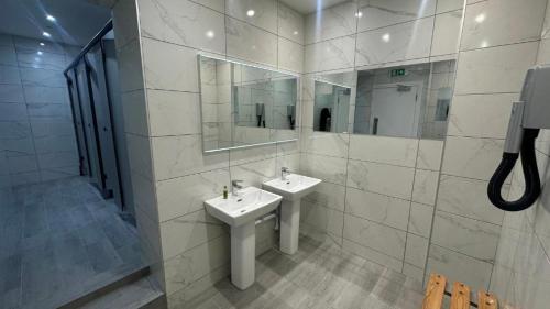 Single bed in 12 - Bed Mixed Dormitory Room Shared Bathroom del hotel Smart Russell Square. Foto 8