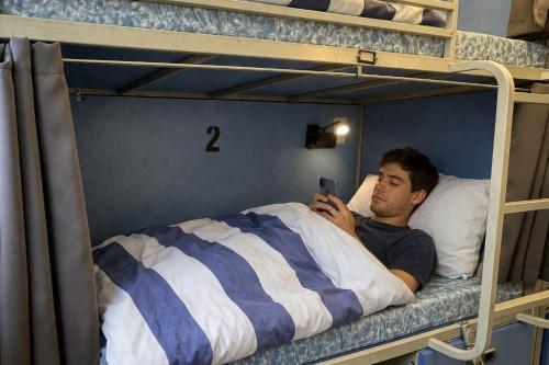 Cama individual en una Habitación Compartida Mixta de 9 camas del hotel Smart Russell Square. Foto 7