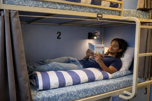 Cama individual en dormitorio mixto compartido (6 camas) del hotel Smart Russell Square. Foto 6