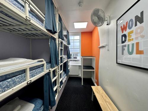 Habitación compartida mixta con baño privado - 6 camas del hotel Smart Russell Square. Foto 5