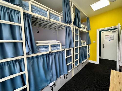 Habitación compartida mixta con baño privado - 6 camas del hotel Smart Russell Square. Foto 6