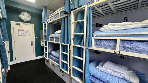 Cama individual en habitación compartida mixta con baño privado - 9 camas del hotel Smart Russell Square. Foto 8