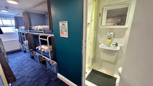 Cama individual en habitación compartida mixta de 8 camas con baño privado del hotel Smart Russell Square. Foto 6