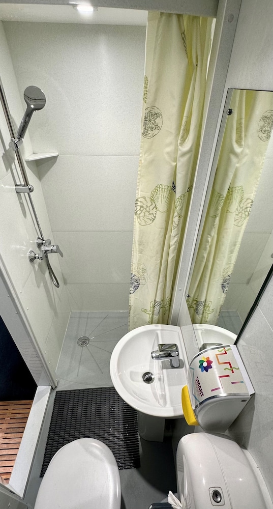 Dormitorio compartido, dormitorio mixto, baño privado del hotel Smart Hyde Park Inn. Foto 3