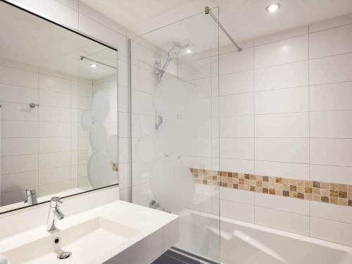 Habitación Doble Estándar con sofá del hotel Ibis Styles Colmar Nord. Foto 2