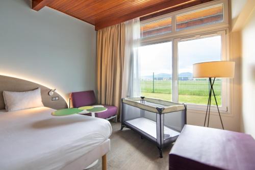 Habitación Doble Estándar con sofá del hotel Ibis Styles Colmar Nord. Foto 6