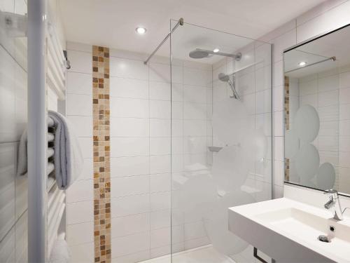 Suite estándar con 1 cama doble y 2 sofás cama del hotel Ibis Styles Colmar Nord