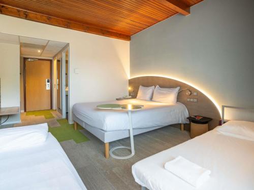 Suite estándar con 1 cama doble y 2 sofás cama del hotel Ibis Styles Colmar Nord. Foto 3