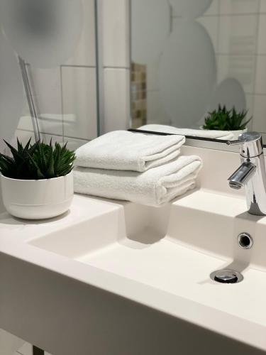 Suite estándar con 1 cama doble y 2 sofás cama del hotel Ibis Styles Colmar Nord. Foto 4