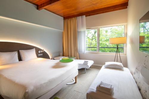 Suite estándar con 1 cama doble y 2 sofás cama del hotel Ibis Styles Colmar Nord. Foto 5