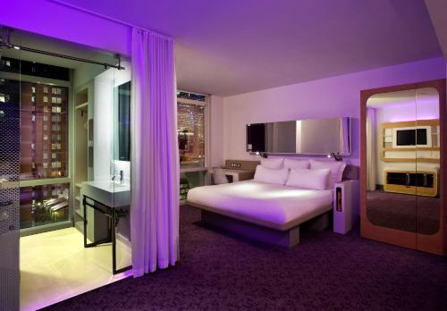 Alojamiento de 1ª clase con cama extragrande del hotel Yotel New York Times Square. Foto 3