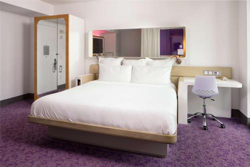 Alojamiento de 1ª clase con cama extragrande del hotel Yotel New York Times Square. Foto 4