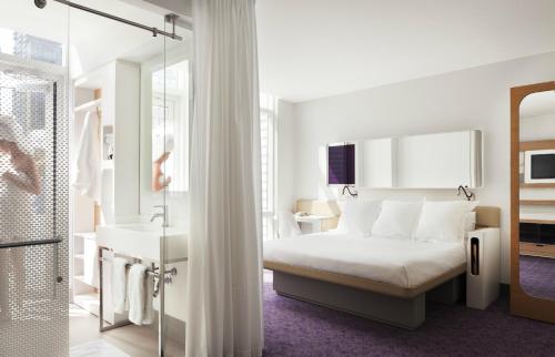Alojamiento de 1ª clase con cama extragrande del hotel Yotel New York Times Square. Foto 5