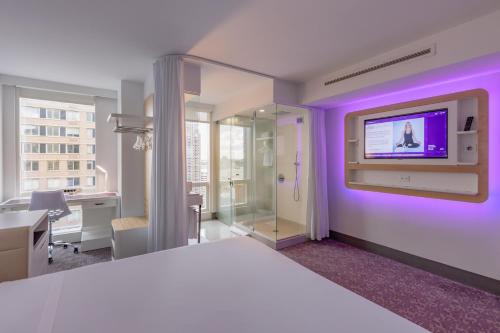Alojamiento de 1ª clase con cama extragrande del hotel Yotel New York Times Square. Foto 6