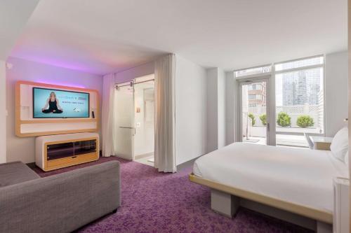 Alojamiento First Class con cama extragrande y terraza del hotel Yotel New York Times Square. Foto 2