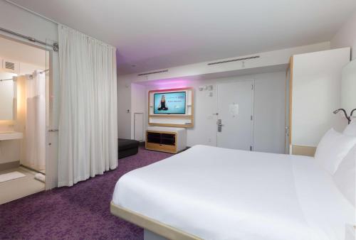 Alojamiento First Class con cama extragrande y terraza del hotel Yotel New York Times Square. Foto 3