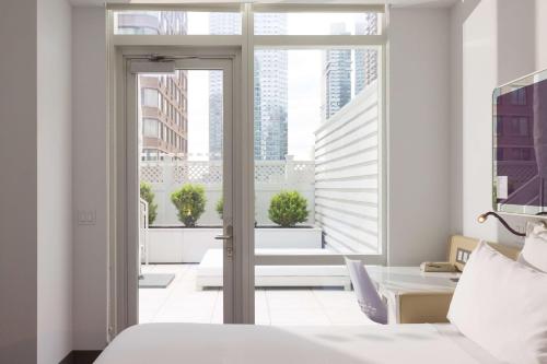 Alojamiento First Class con cama extragrande y terraza del hotel Yotel New York Times Square. Foto 4
