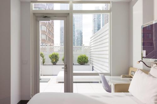Alojamiento First Class con cama extragrande y terraza del hotel Yotel New York Times Square. Foto 6