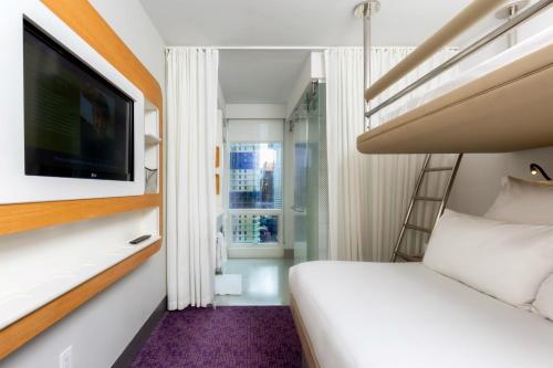 Alojamiento Premium con cama grande y litera del hotel Yotel New York Times Square. Foto 1