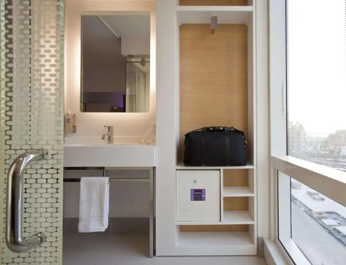 Alojamiento Premium con cama grande y litera del hotel Yotel New York Times Square. Foto 2