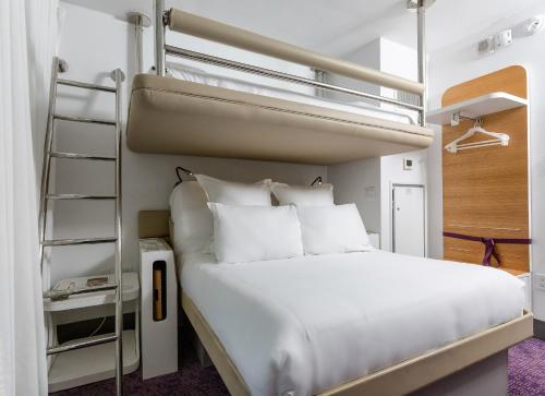 Alojamiento Premium con cama grande y litera del hotel Yotel New York Times Square. Foto 7