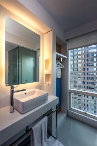 Habitación Premium con cama grande y vistas del hotel Yotel New York Times Square. Foto 2