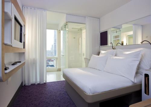 Habitación Premium con cama grande y vistas del hotel Yotel New York Times Square. Foto 5
