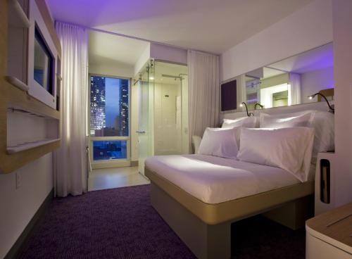 Habitación Premium con cama grande y vistas del hotel Yotel New York Times Square. Foto 6