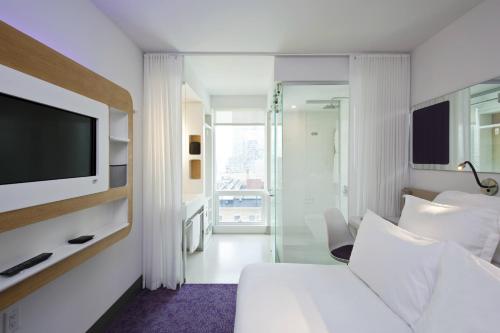 Habitación Premium con cama grande y vistas del hotel Yotel New York Times Square. Foto 7
