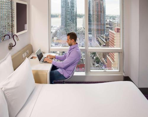 Habitación Esquinera de primera clase - 1 cama grande del hotel Yotel New York Times Square. Foto 1