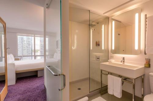 Habitación Esquinera de primera clase - 1 cama grande del hotel Yotel New York Times Square. Foto 5
