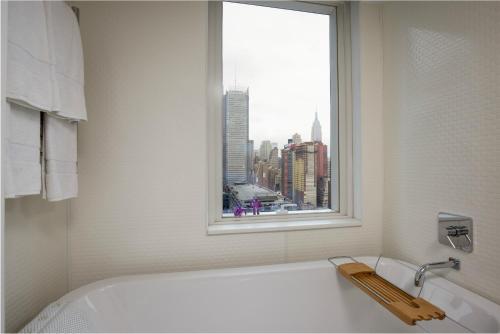 Suite en el ático con cama extragrande del hotel Yotel New York Times Square. Foto 2