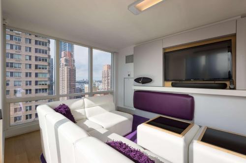 Suite en el ático con cama extragrande del hotel Yotel New York Times Square. Foto 4