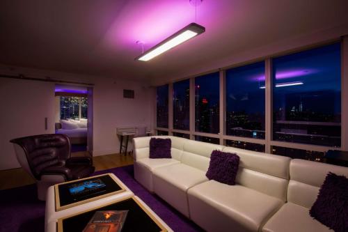 Suite en el ático con cama extragrande del hotel Yotel New York Times Square. Foto 5