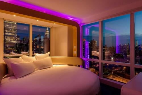 Suite en el ático con cama extragrande del hotel Yotel New York Times Square. Foto 6