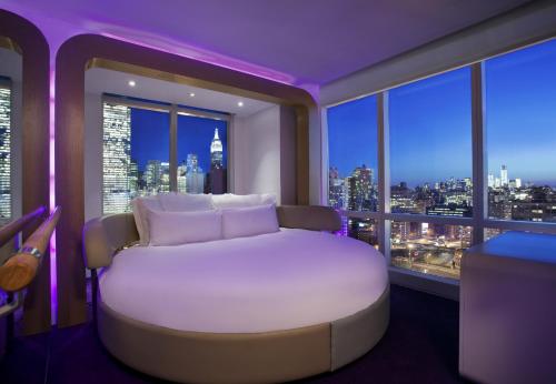 Suite en el ático con cama extragrande del hotel Yotel New York Times Square. Foto 9