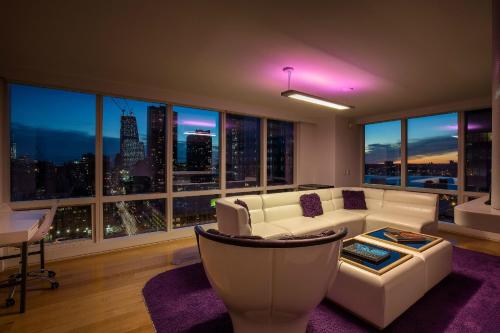 Suite en el ático con cama extragrande del hotel Yotel New York Times Square. Foto 10